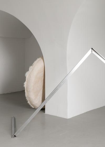 Cecilie Skov, Polished doors, cloth dripping, 2018. Aluminium, Jesmonite, glass fiber. Photo: David Stjernholm.