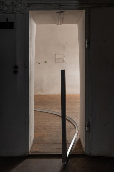 Cecilie Skov, Polished doors, cloth dripping, 2018. Aluminium, Jesmonite, glass fiber. Photo: David Stjernholm.