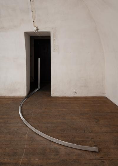 Cecilie Skov, Polished doors, cloth dripping, 2018. Aluminium, Jesmonite, glass fiber. Photo: David Stjernholm.