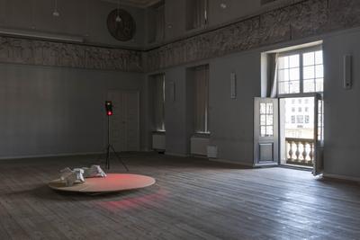 Rehearsal, 2016. Prop flowers from The Royal Theatre, plaster, spotlight, revolving stage in MDF. Photo: David Stjernholm.  
