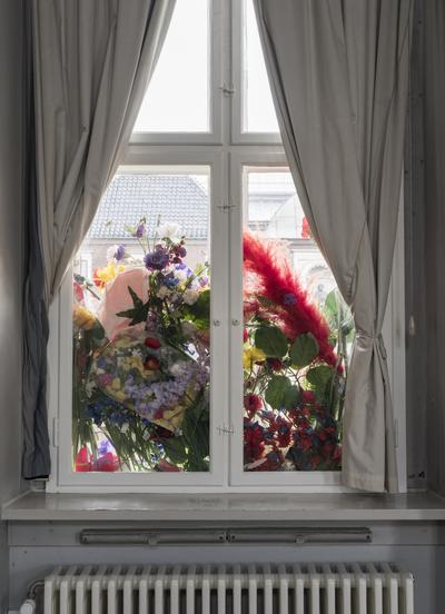 Rehearsal, 2016. Prop flowers from The Royal Theatre, plaster, spotlight, revolving stage in MDF. Photo: David Stjernholm.  
