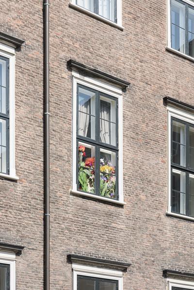 Rehearsal, 2016. Prop flowers from The Royal Theatre, plaster, spotlight, revolving stage in MDF. Photo: David Stjernholm.  
