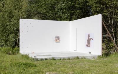 Cecilie Skov, Bittersweet, 2019. Epoxy resin (LKR), glass fibre, leaves, bubble wrap, dragon eye, road salt, copper coin. Ø: 130 cm. Photo: Kåre Frang