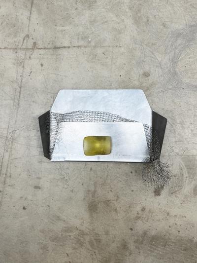 1:25, 2025. Stål, stålvæv, fundet plastik, rankefødder. 
