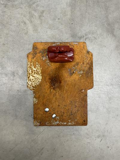 1:25, 2025. Stål, ler, silikone, magnet, sølv. 
